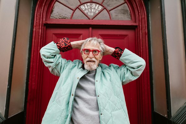 Quelles astuces pour porter des vestes en cuir avec des jupes plissées?