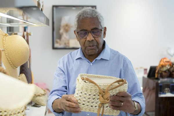 Quels types de boucles d'oreilles pendantes sont parfaits pour une soirée glamour?